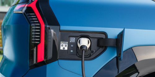 A blue Kia EV charges; EV charging flexibilities image