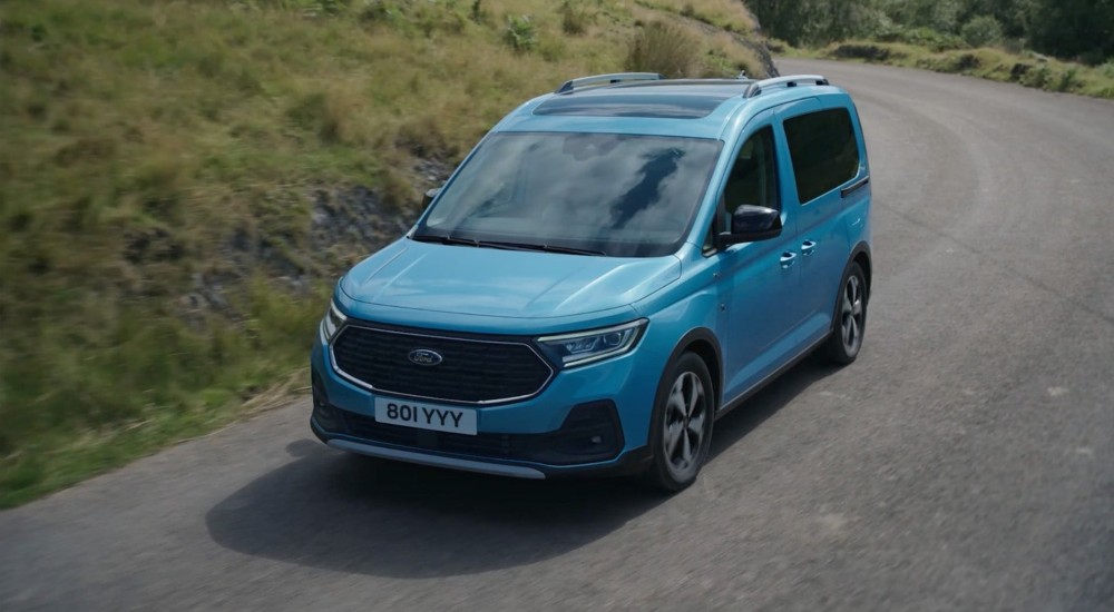 Ford Tourneo Connect Active in Boundless Blue, front three-quarter view.