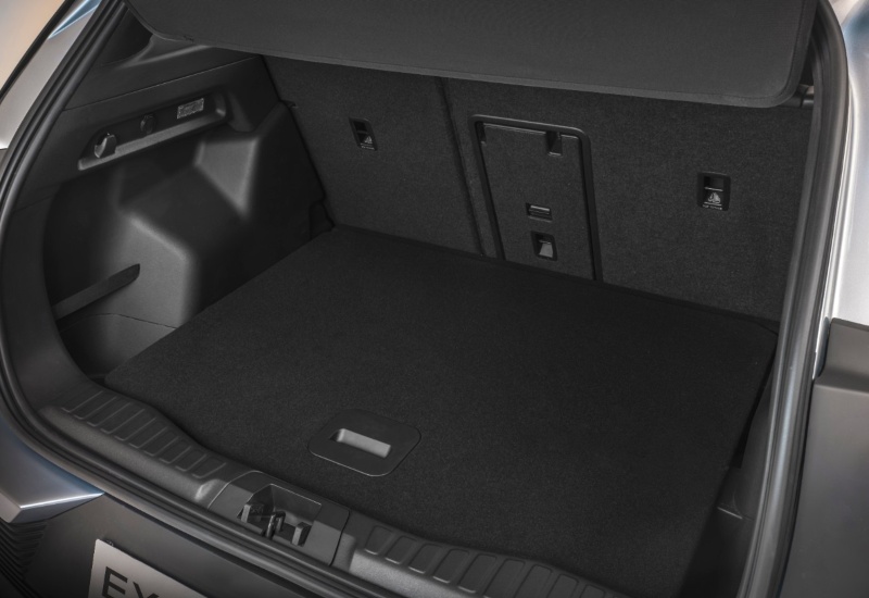 Used Ford Explorer boot space with practical ski hatch for carrying longer items.