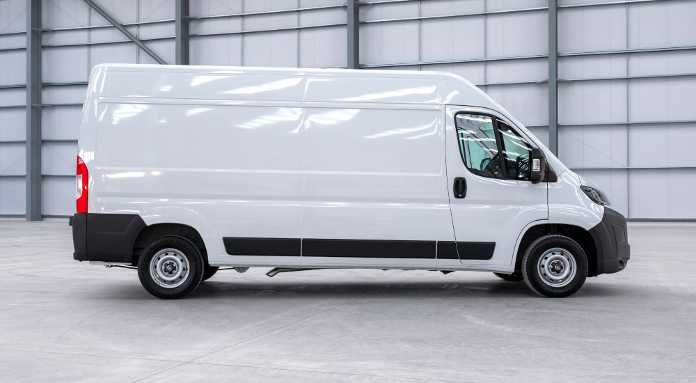 Proace Max The new Toyota Proace Max diesel van, side view with black body cladding.