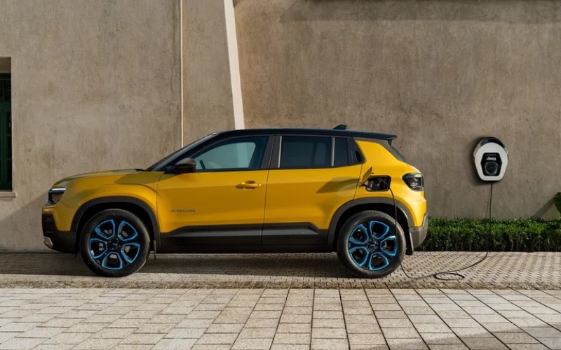 Second-hand Jeep Avenger Electric for Sale at Stoneacre Motor Group