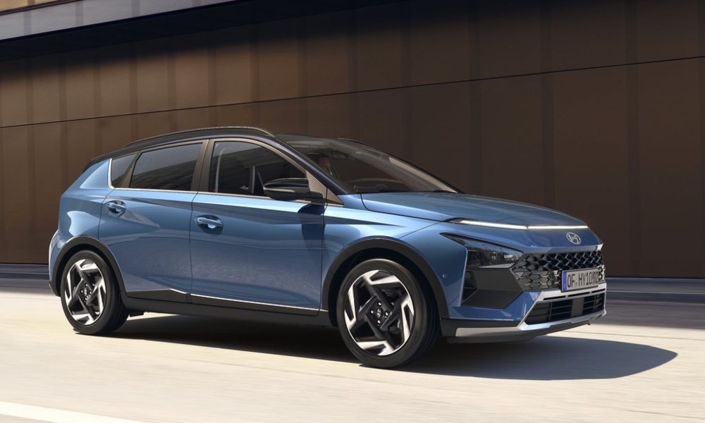 An angled view of the new Hyundai BAYON moving at speed along a city road An angled view of the new Hyundai BAYON moving at speed along a city road