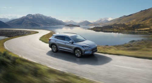 New BYD SEAL U DM-i driving around a lakeside road at speed