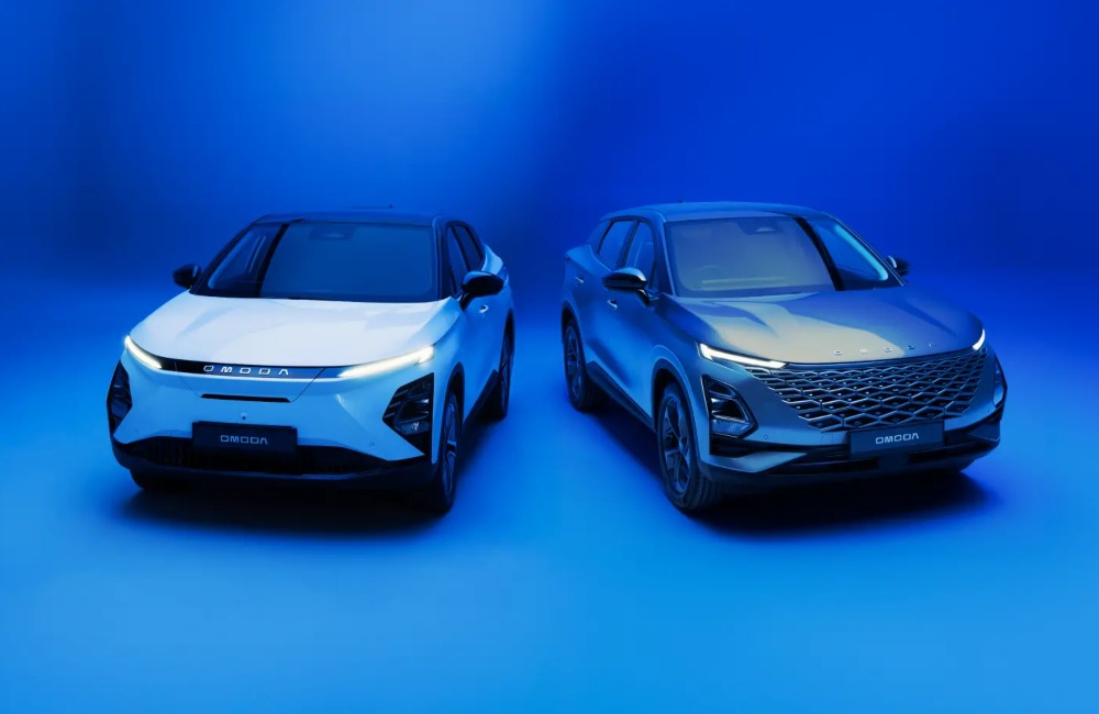 Front view of two new OMODA models, side by side with a blue backdrop