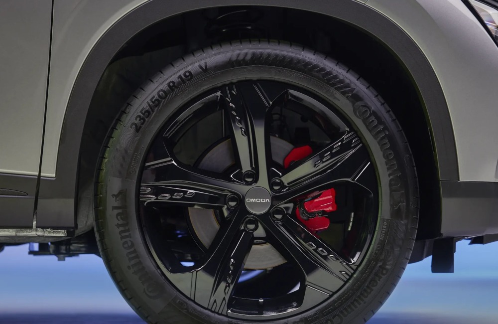 Black alloy wheel of the new OMODA 5, showing off red brake calipers