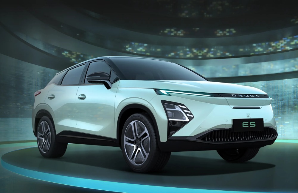 Angled view of the new OMODA E5, showing off LED headlights and daytime running lights