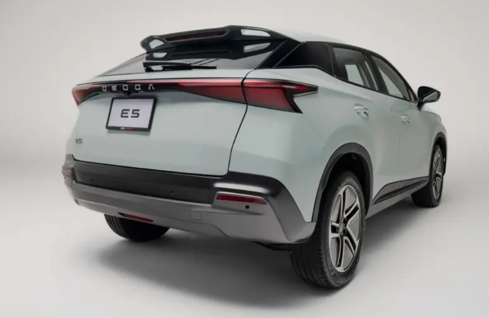 Angled rear view of a new OMODA 5, with focus on the tailgate and floating roof
