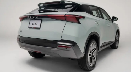 Angled rear view of a new OMODA 5, with focus on the tailgate and floating roof