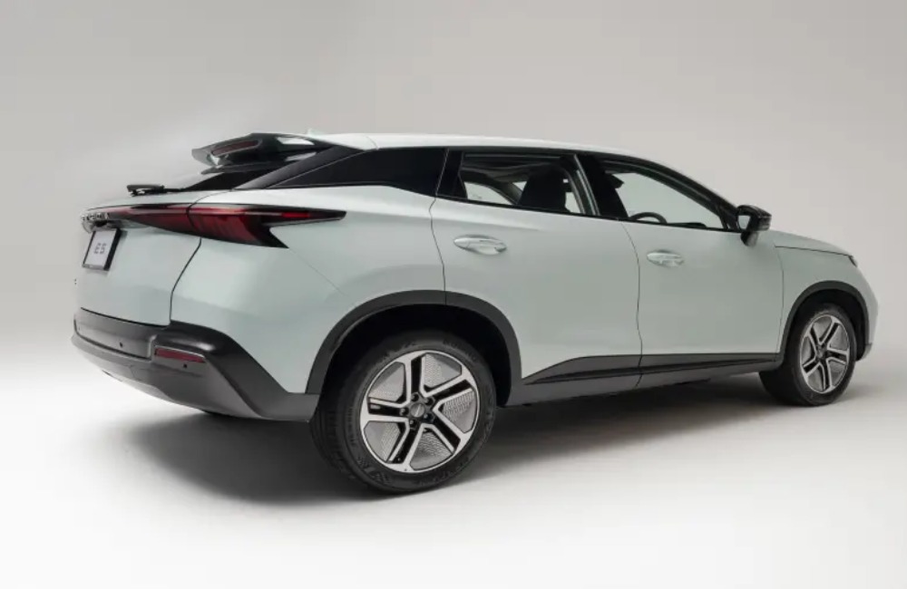 Angled side view of the new OMODA 5, with focus on the alloy wheels and unique rear lighting