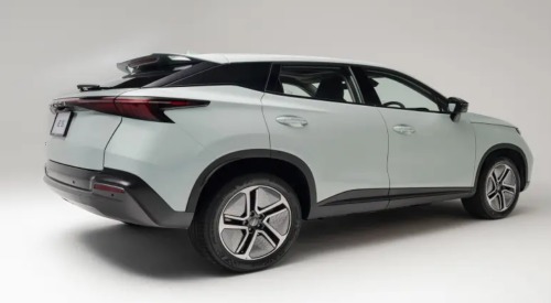 Angled side view of the new OMODA 5, with focus on the alloy wheels and unique rear lighting