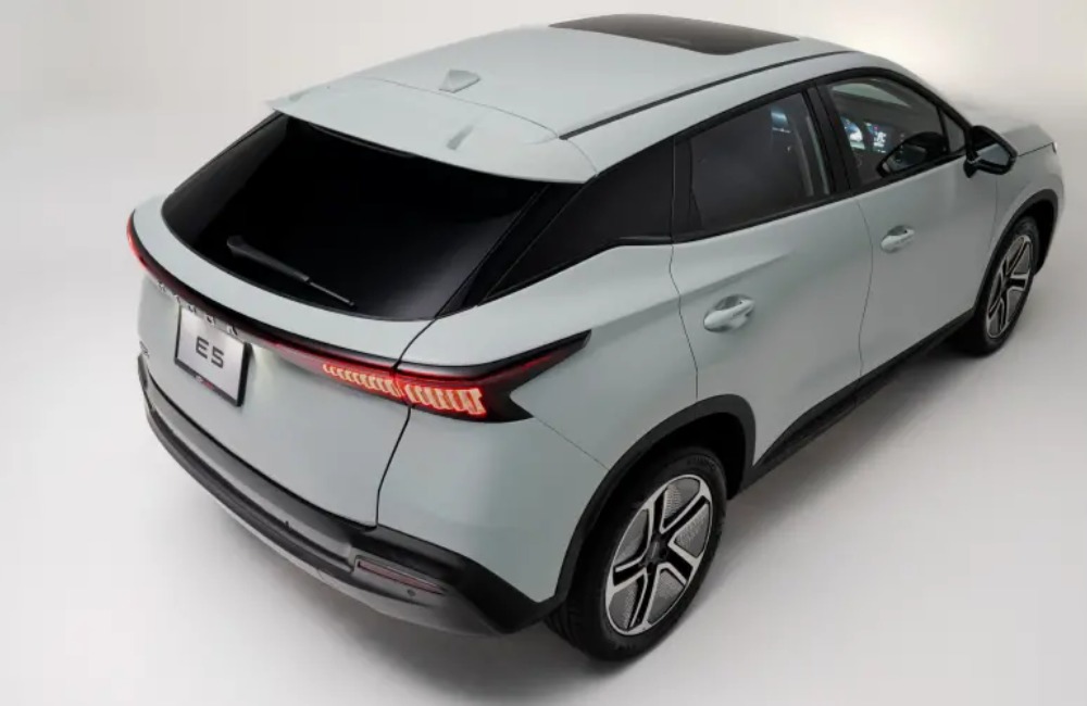Upper rear view of the new OMODA E5, showing off the rear lighting, sunroof, and alloy wheels