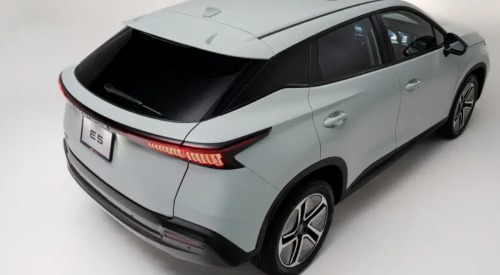 Upper rear view of the new OMODA E5, showing off the rear lighting, sunroof, and alloy wheels