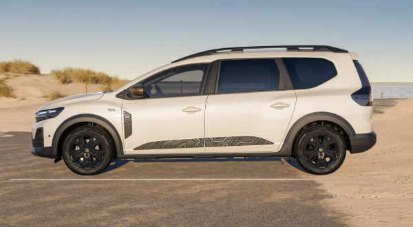 Side view of a new Dacia Jogger with Starkle protective trim along the body