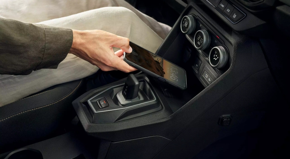 New Dacia Jogger Hybrid Extreme with a wireless charging pad in the centre console.