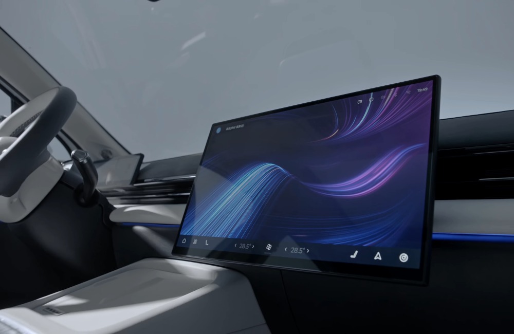 Interior view of the new OMODA 7, with a focus on the floating central touchscreen.