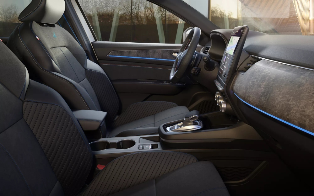 Renault Arkana interior, including a steering wheel, front seats and fabric upholstery.
