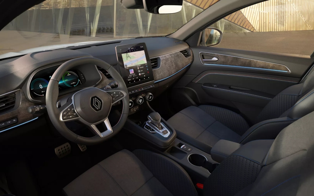 Renault Arkana technology, including centre console controls and a touchscreen display.