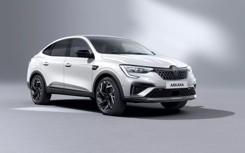 Front three-quarter view of a white Renault Arkana in a grey studio setting.