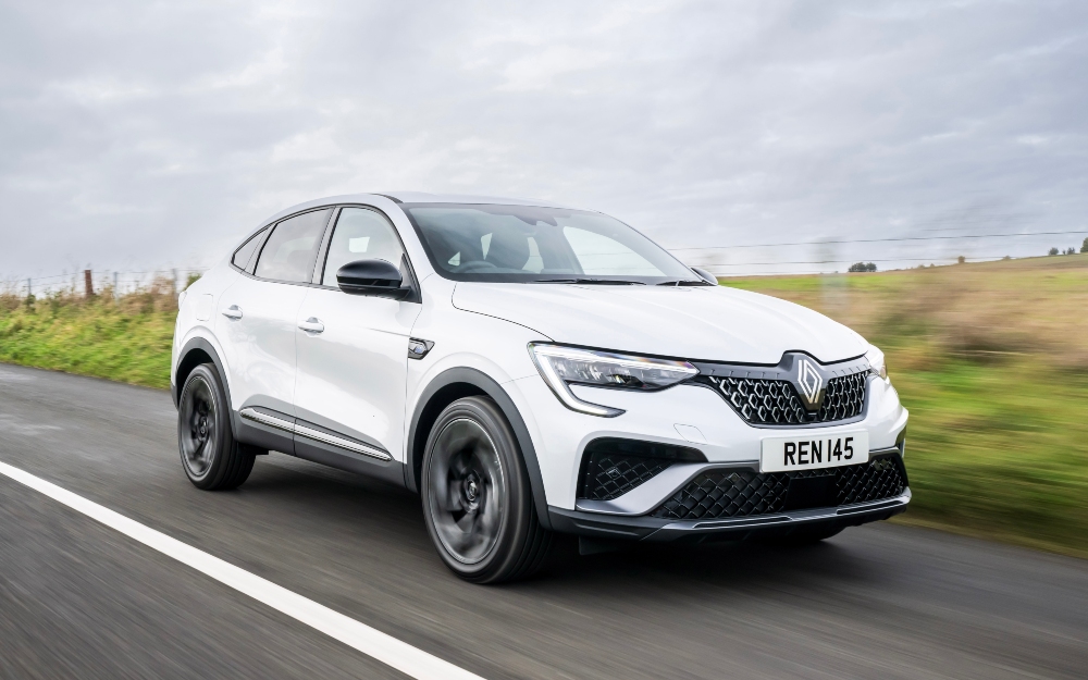 Front view of the Renault Arkana E-Tech, with its diamond front grille and C-shape headlights.