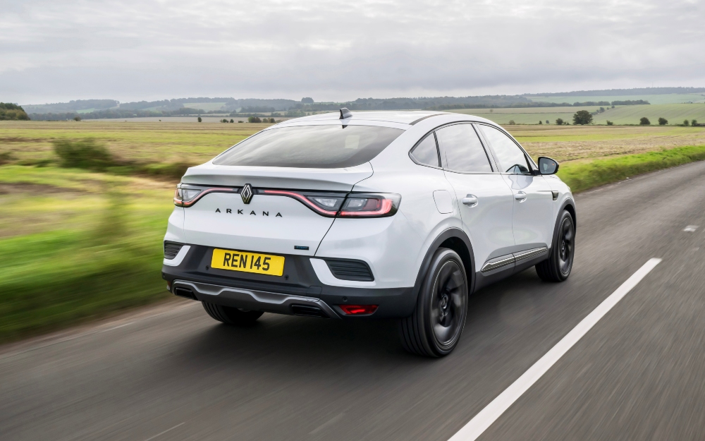 Rear view of the Renault Arkana E-Tech, with its coupe SUV design and sloping roofline.
