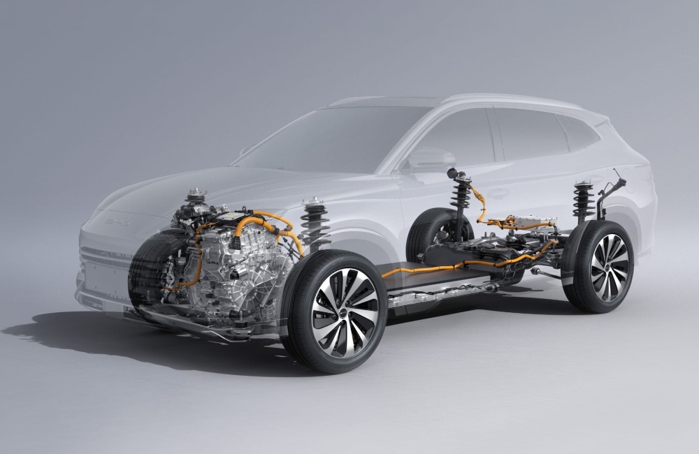 A depiction of the BYD DM powertrain of a SEAL U DM-i. The diagram shows an x-ray-like version of the vehicle, showing off the internal plug-in hybrid powertrain.