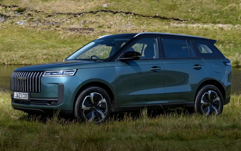 JAECOO 5 parked in grass; JAECOO leasing deals available at Stoneacre