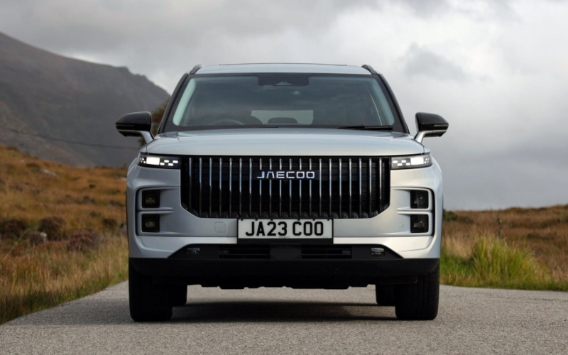 Front of a silver JAECOO 7 on the road; JAECOO cars on Motability Scheme