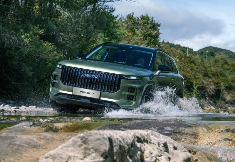 JAECOO 7 in Greenstone off-roading; JAECOO Service and MOT