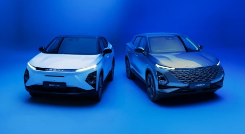 Front view of two OMODA models, side by side with a blue backdrop