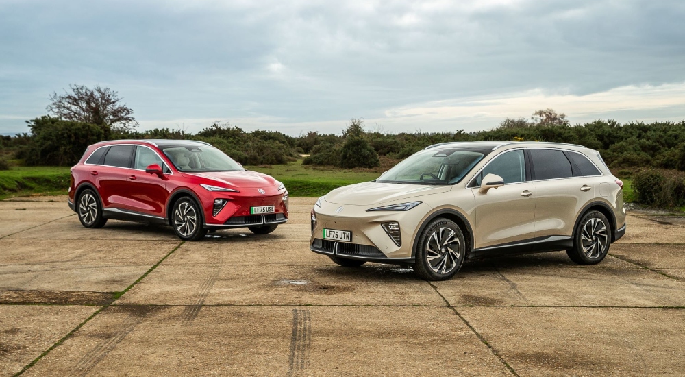 Two New MGS6 EV cars one in Stafford Gold and the other in Dynamic Red; New MGS6 EV Models