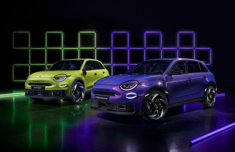 Photoshoot of two Abarth 600e cars, one green and the other purple, with a futuristic background.
