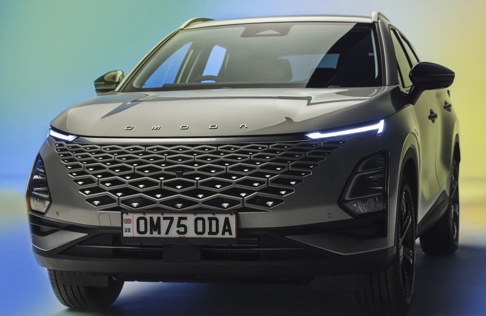 Front of an OMODA 5, showing a unique front grille and LED lighting