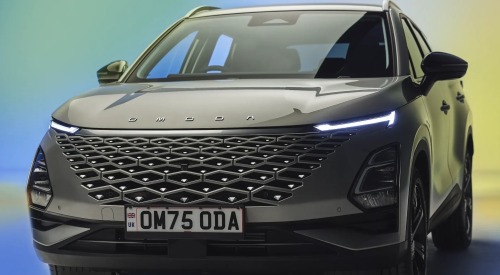 Front of an OMODA 5, showing a unique front grille and LED lighting