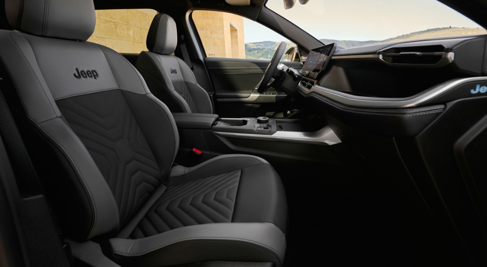 Adjustable, premium seating of the New Jeep Compass Full-Electric; New Jeep Compass Full-Electric interior