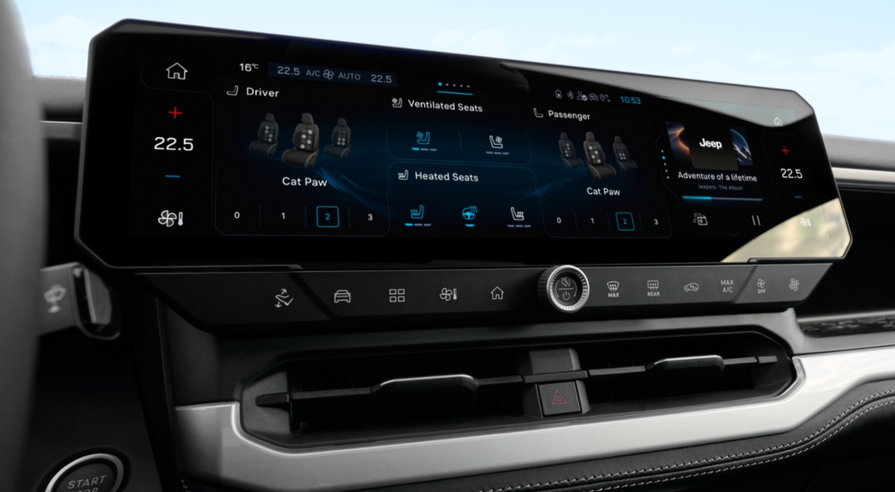 The New Jeep Compass Full-Electric 16-inch touchscreen infotainment system; New Jeep Compass Full-Electric technology