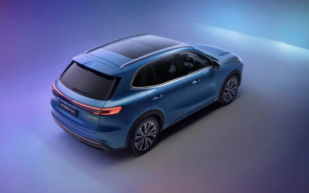 Geely Starray EM-i plug-in hybrid SUV in blue against a gradient studio background.