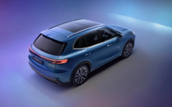 Geely Starray EM-i plug-in hybrid SUV in blue against a gradient studio background.