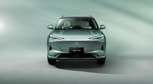 Geely EX5 on a green studio background, the first Geely car to arrive in the UK.