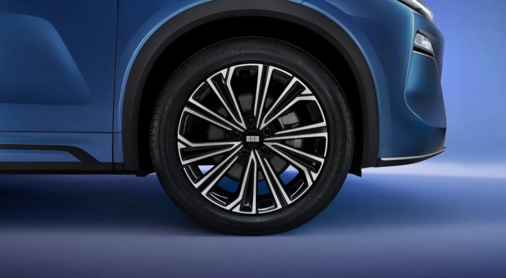New Geely Starray EM-i in Glacier Blue, alloy wheel close-up against a studio background.