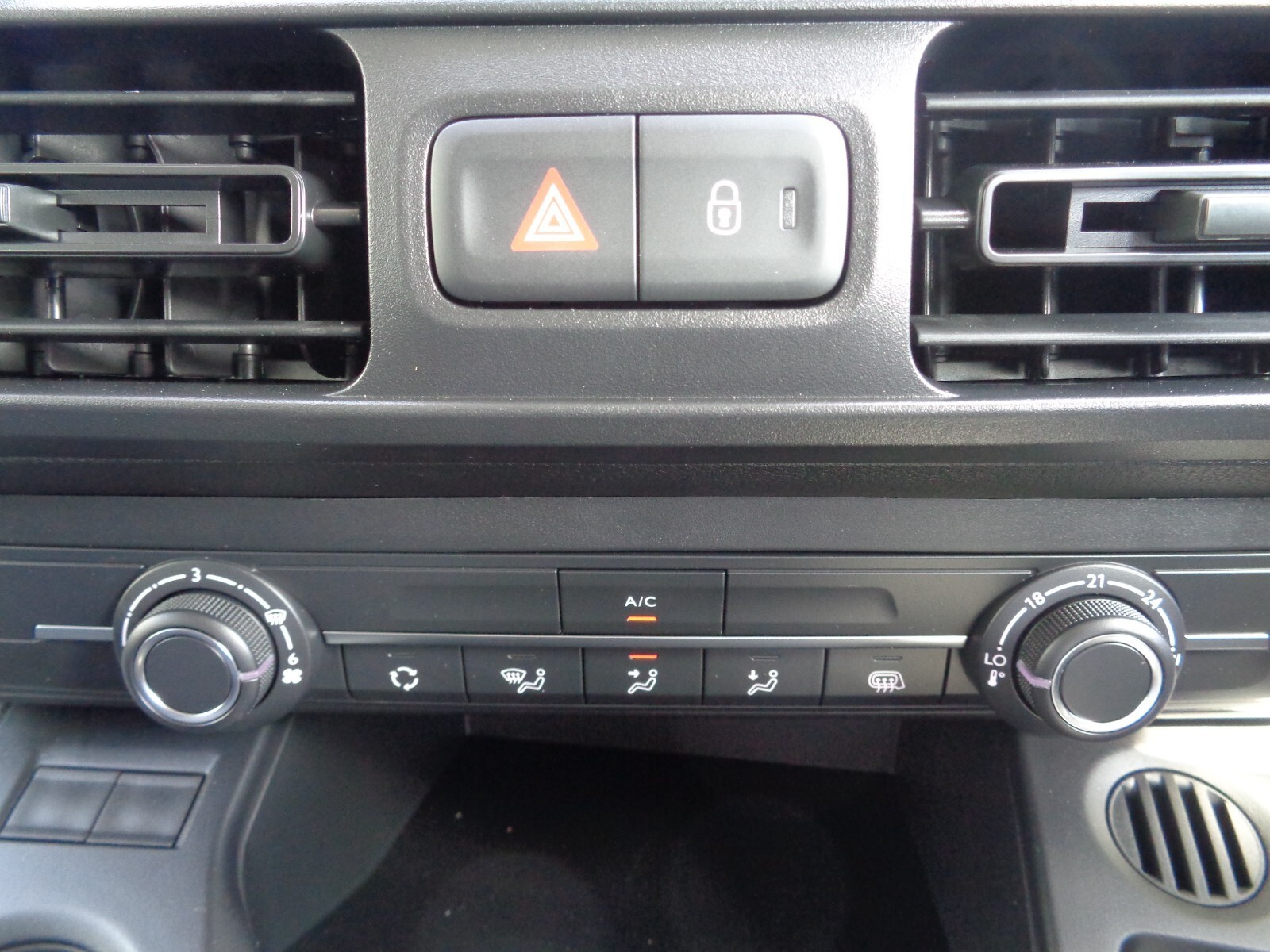 Fiat Doblo Cargo Panel Van 1.5 BlueHDi 1000kg 100 Crew Van (8207) image 17