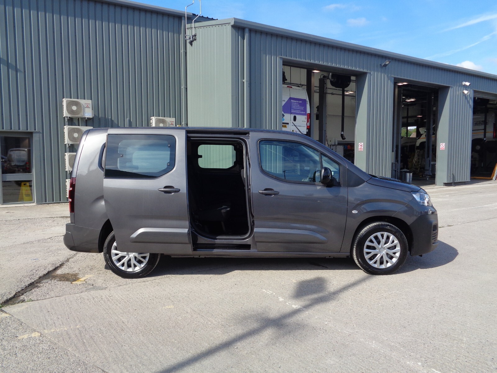 Fiat Doblo Cargo Panel Van 1.5 BlueHDi 1000kg 100 Crew Van (8207) image 23