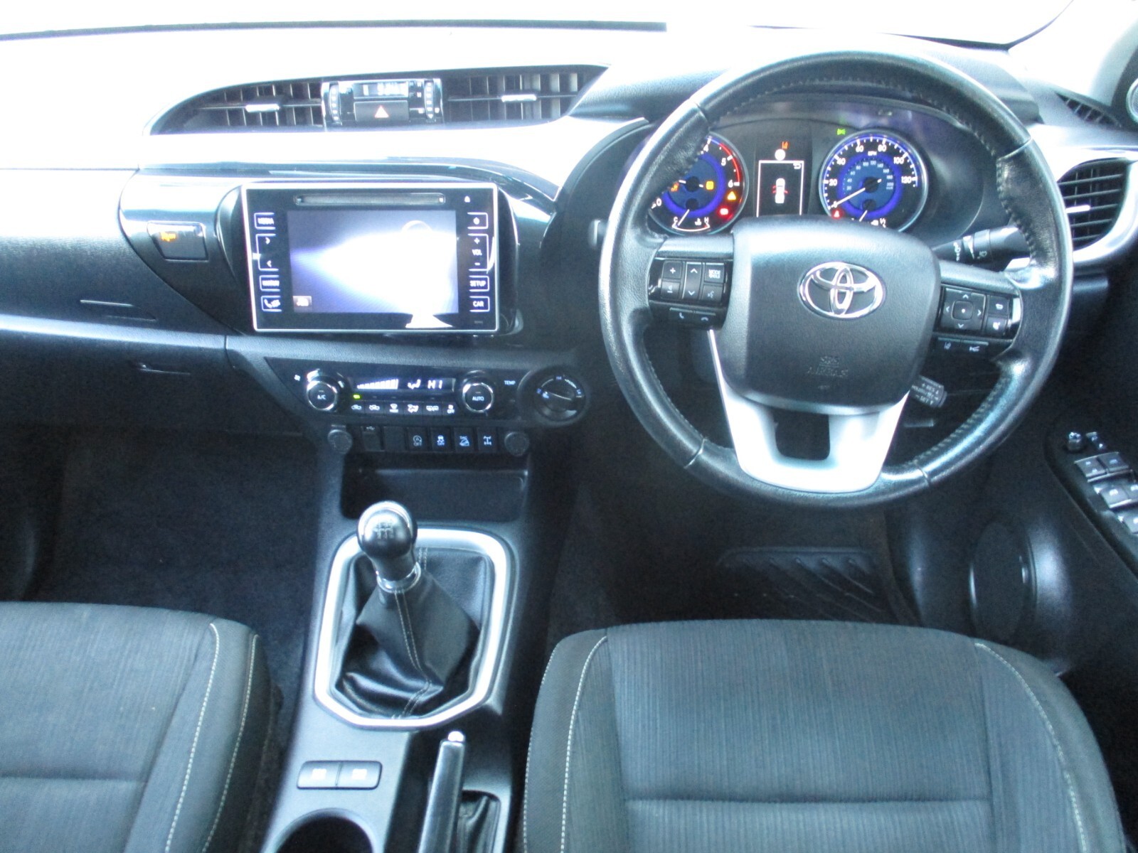 Toyota Hilux Invincible D/Cab Pick Up 2.4 D-4D (NX20WFP) image 14