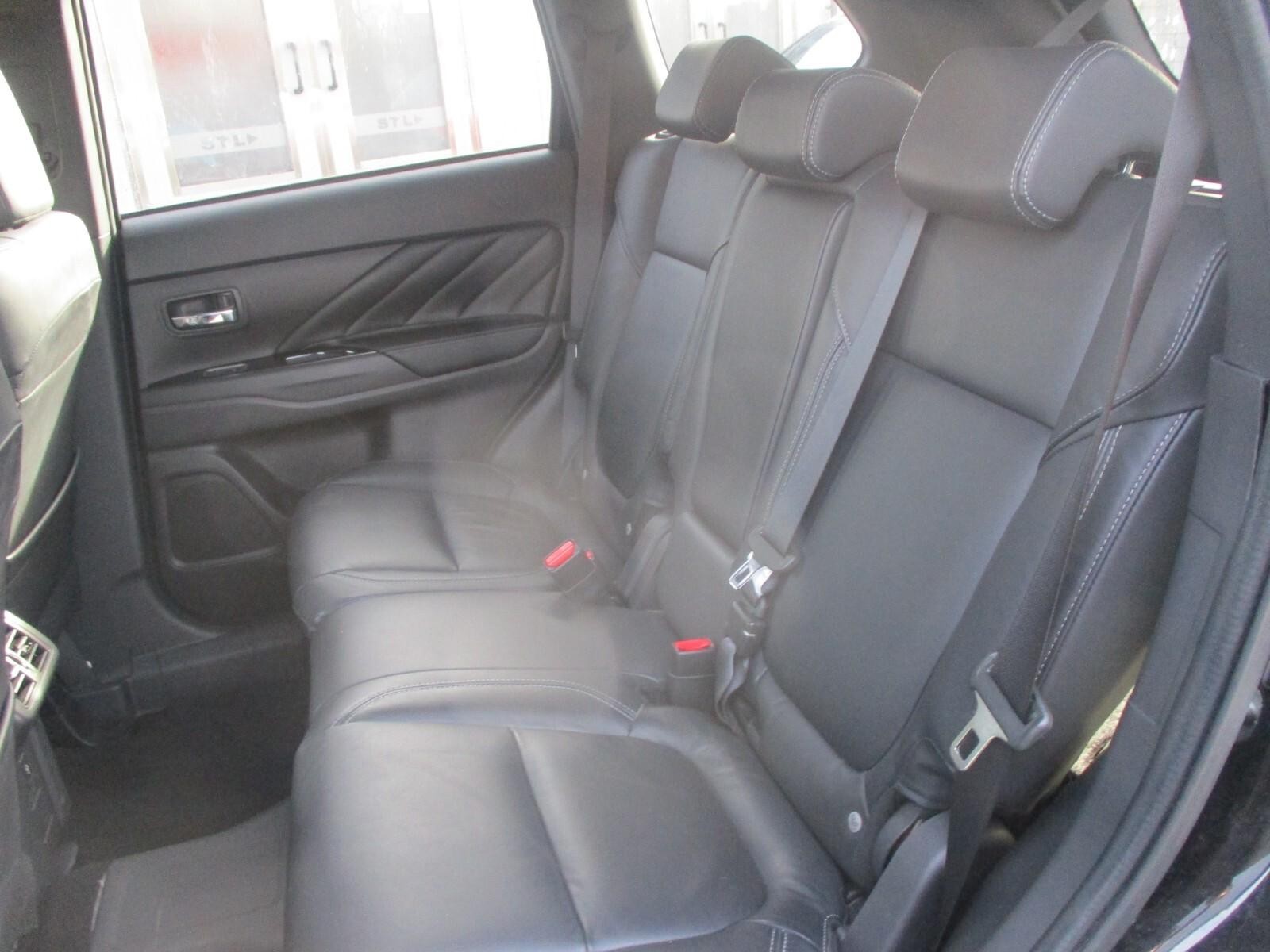 Mitsubishi Outlander 2.4h TwinMotor 13.8kWh Dynamic Safety SUV 5dr Petrol Plug-in Hybrid CVT 4WD Euro 6 (s/s) (224 ps) (WP21BTO) image 10