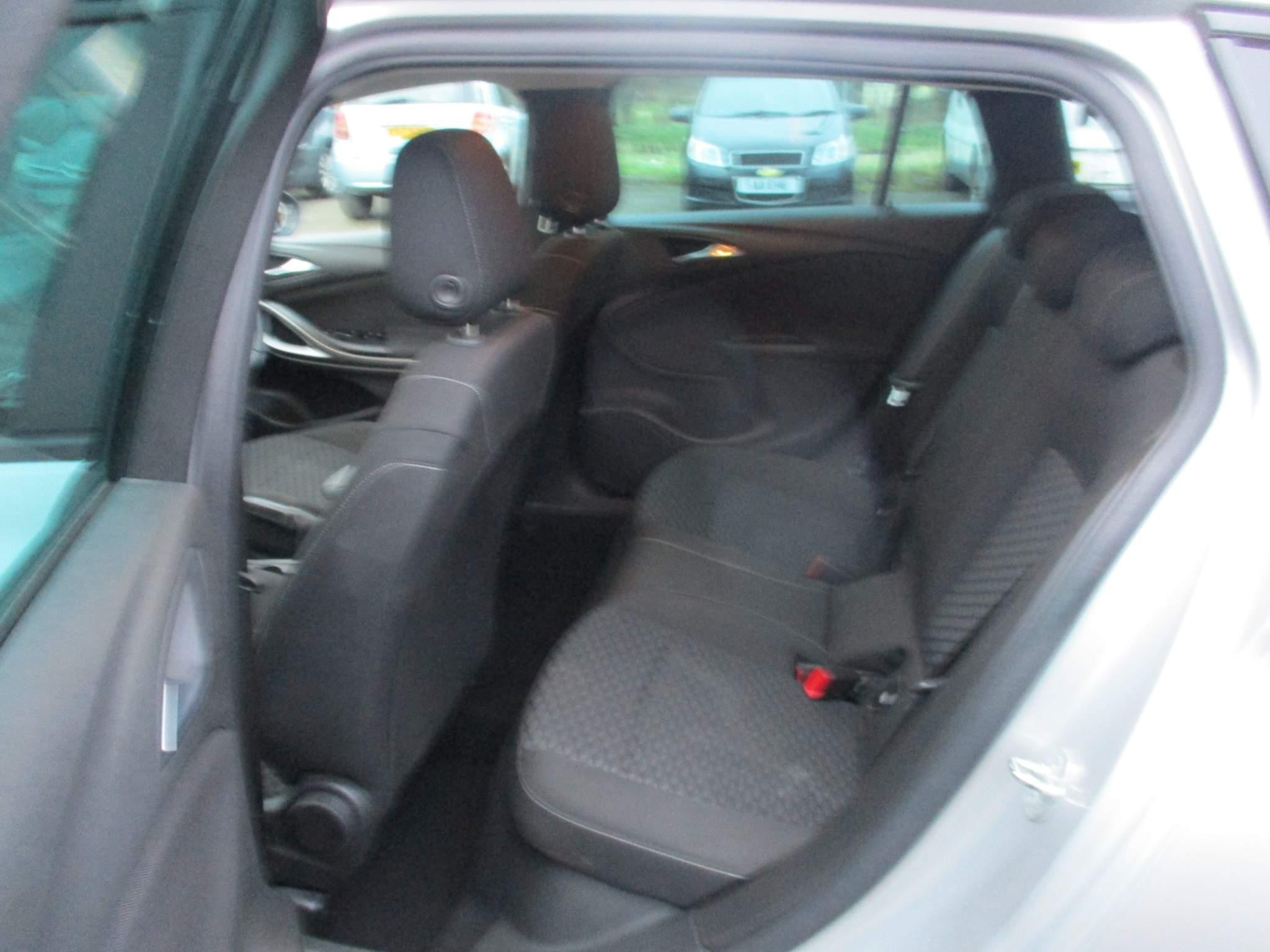 Vauxhall Astra 1.5 Turbo D Business Edition Nav Sports Tourer Euro 6 (s/s) 5dr (WV70GGO) image 14