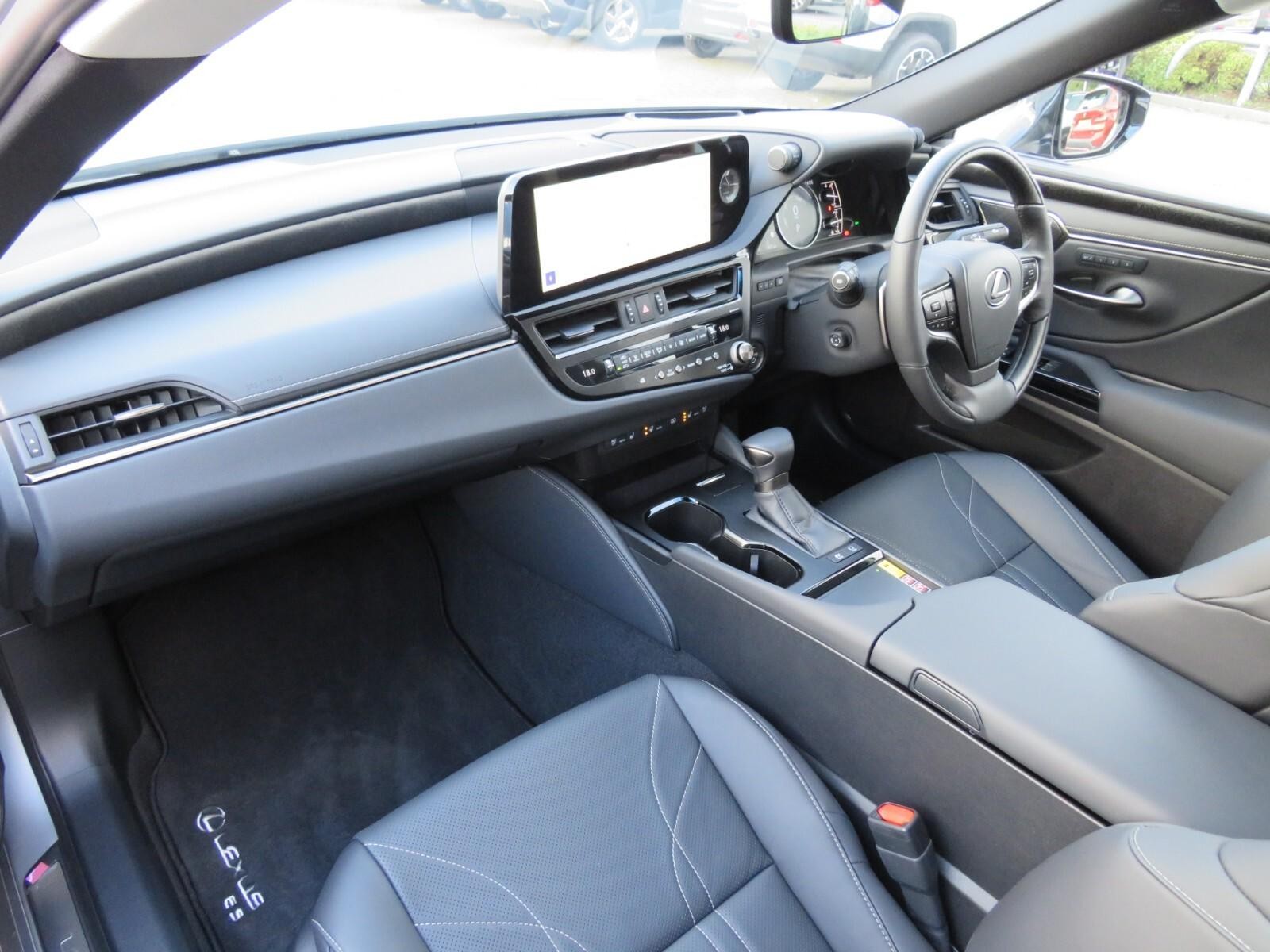 Lexus ES 300h 2.5 Takumi 4dr Auto (NL73PNY) image 14