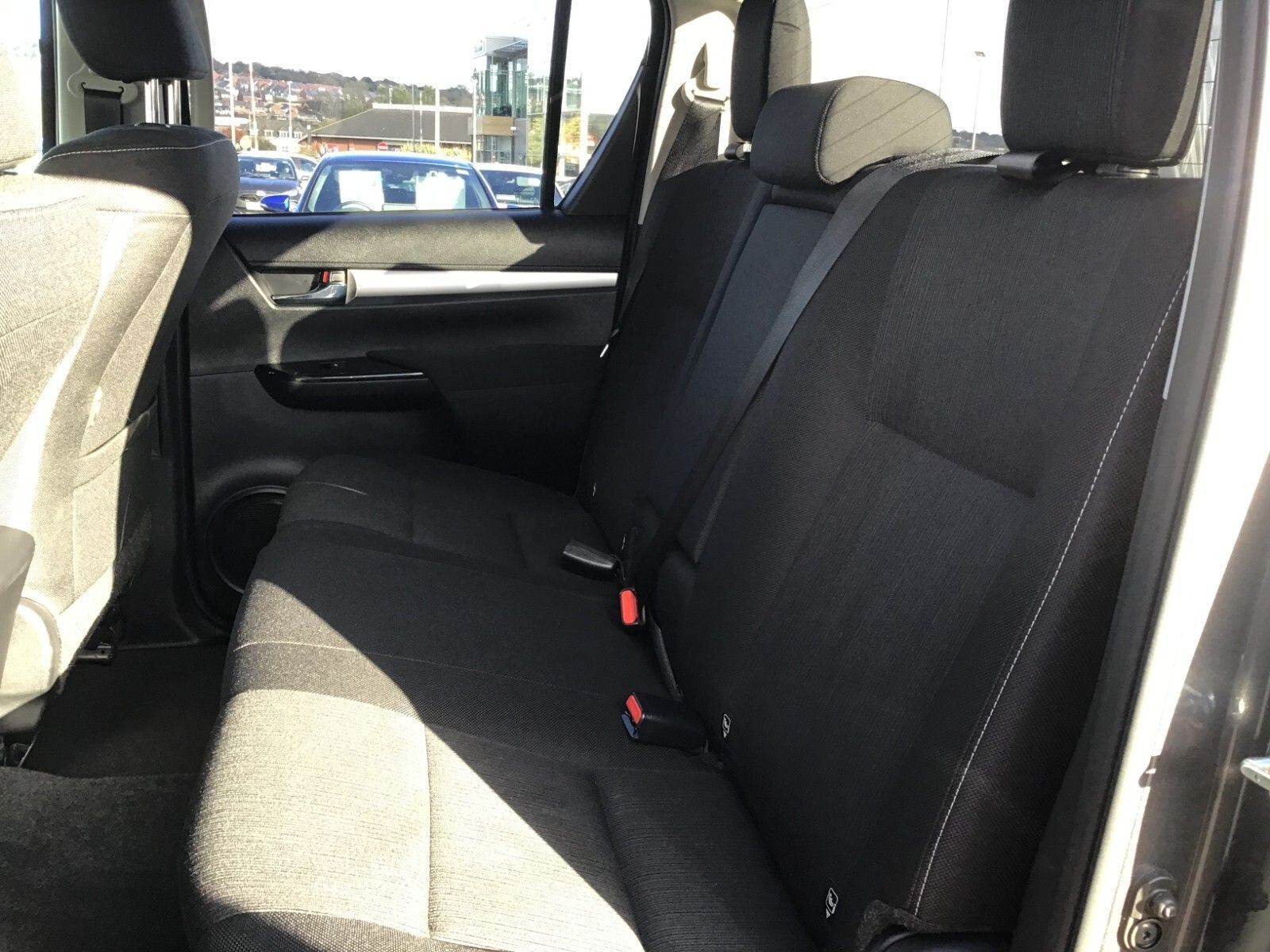 Toyota Hilux Invincible D/Cab Pick Up 2.4 D-4D (YY22AWP) image 19
