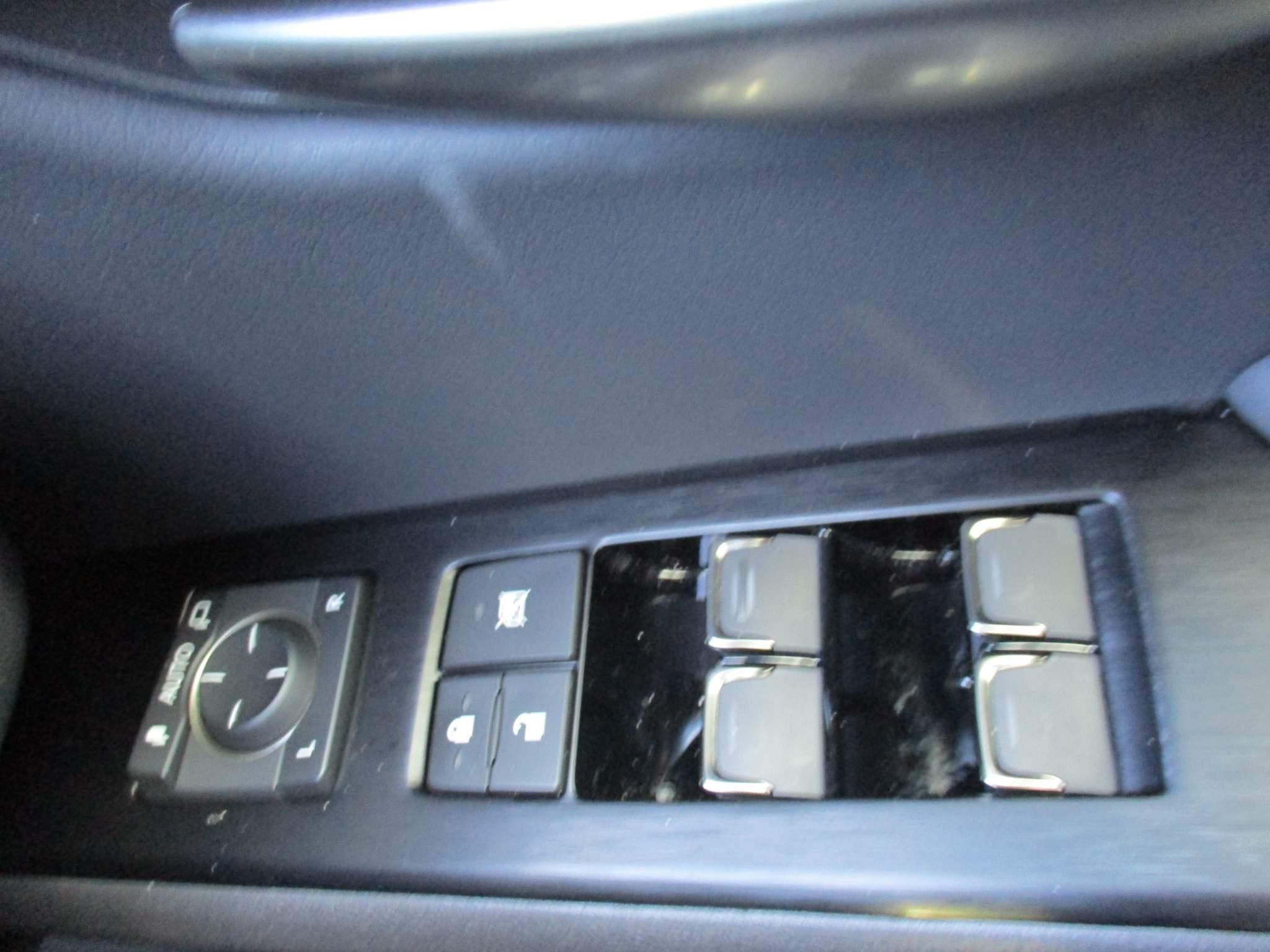 Lexus UX 250h 2.0 Takumi 5dr CVT (NU73HKT) image 32