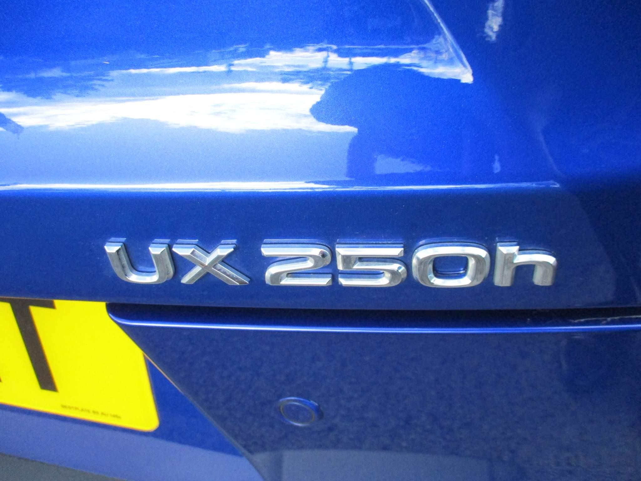 Lexus UX 250h 2.0 Takumi 5dr CVT (NU73HKT) image 44