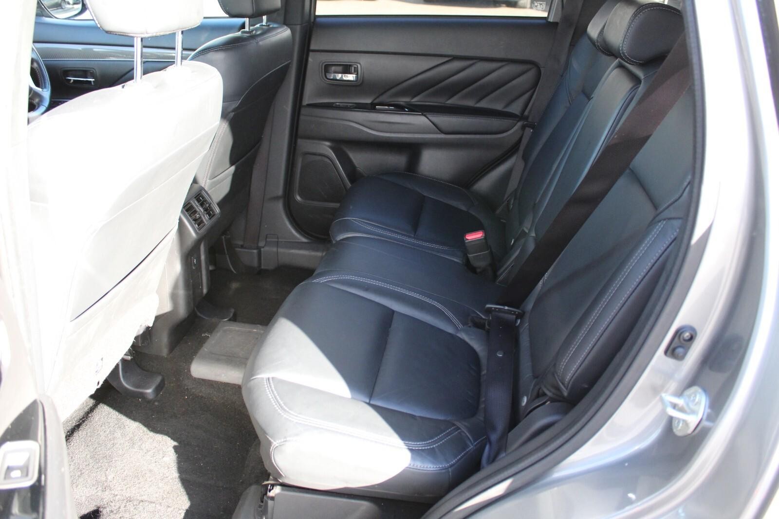 Mitsubishi Outlander 2.4h TwinMotor 13.8kWh Dynamic SUV 5dr Petrol Plug-in Hybrid CVT 4WD Euro 6 (s/s) (224 ps) (WP21BWX) image 21