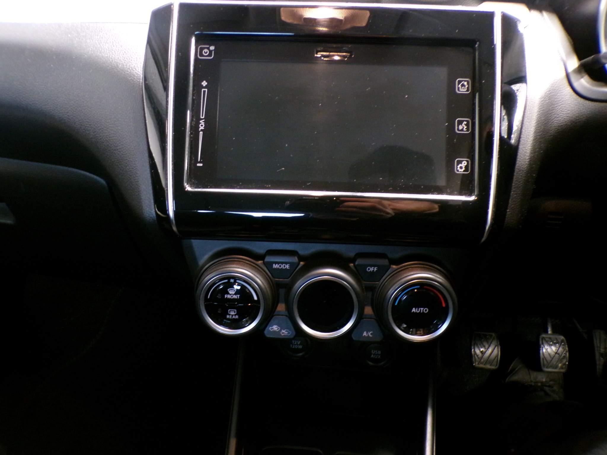 Suzuki Swift 1.2 Dualjet MHEV SZ5 Hatchback 5dr Petrol Hybrid Manual ALLGRIP Euro 6 (s/s) (90 ps) (YG69JJM) image 17